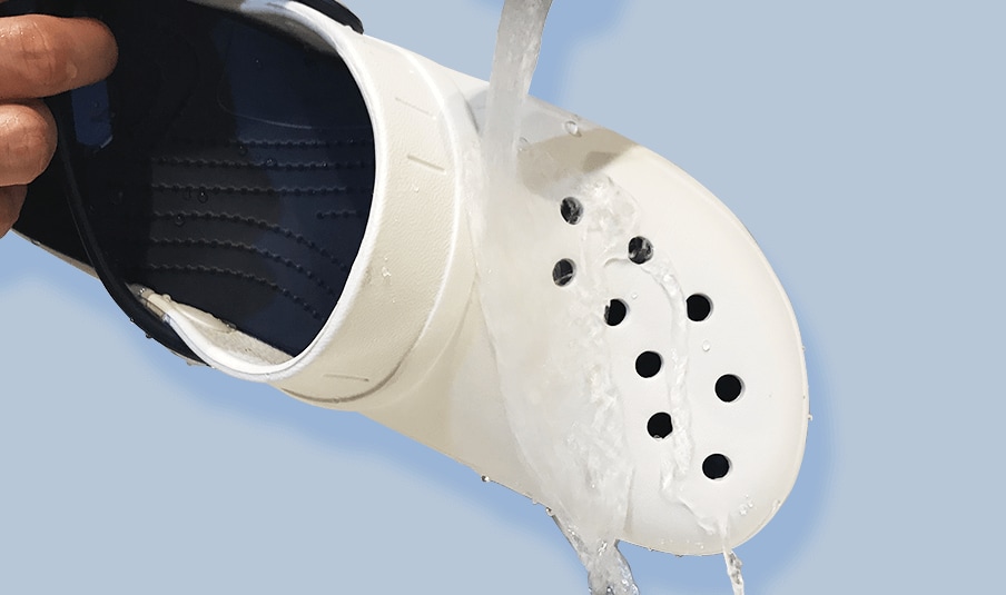 画像　サンダルを流水で洗う様子