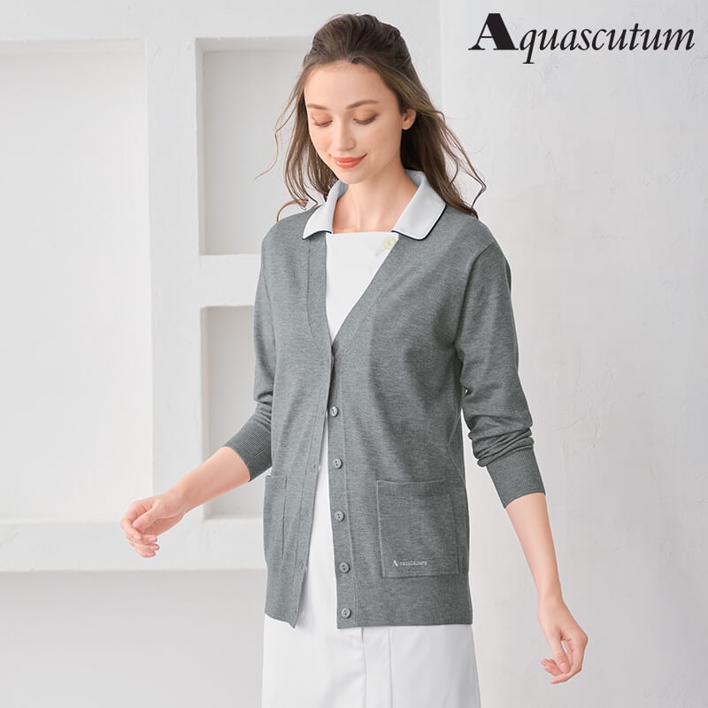 ＜アクアスキュータム＞ロゴ刺しゅう入なめらかタッチカーディガン