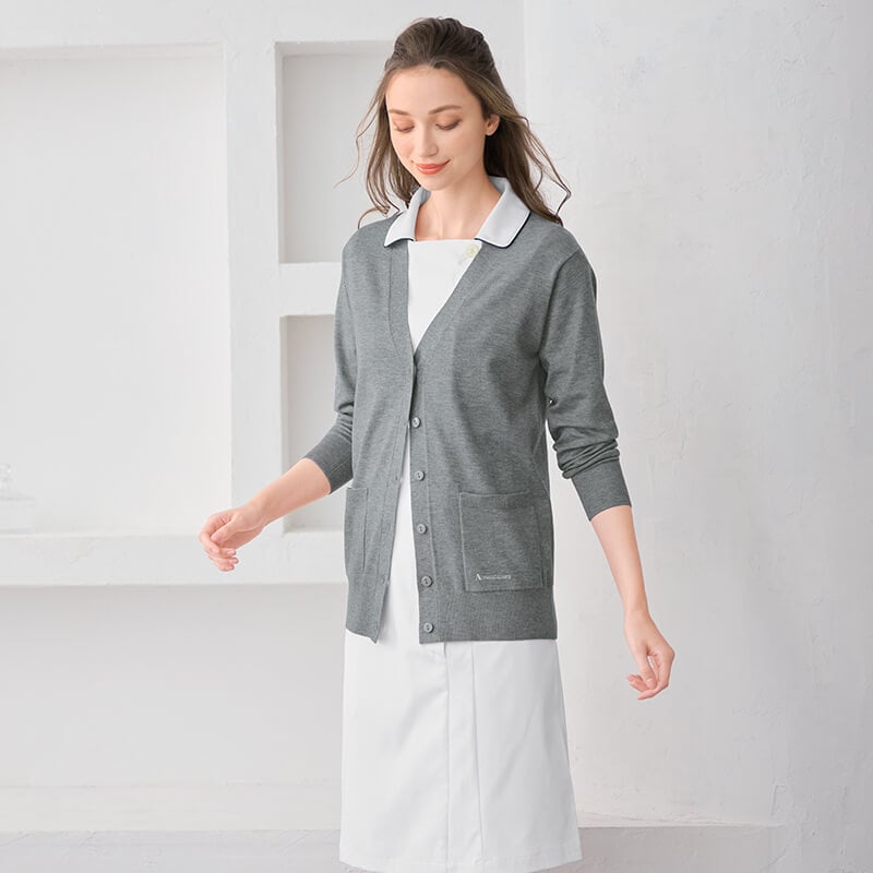 ＜アクアスキュータム＞ロゴ刺しゅう入なめらかタッチカーディガン