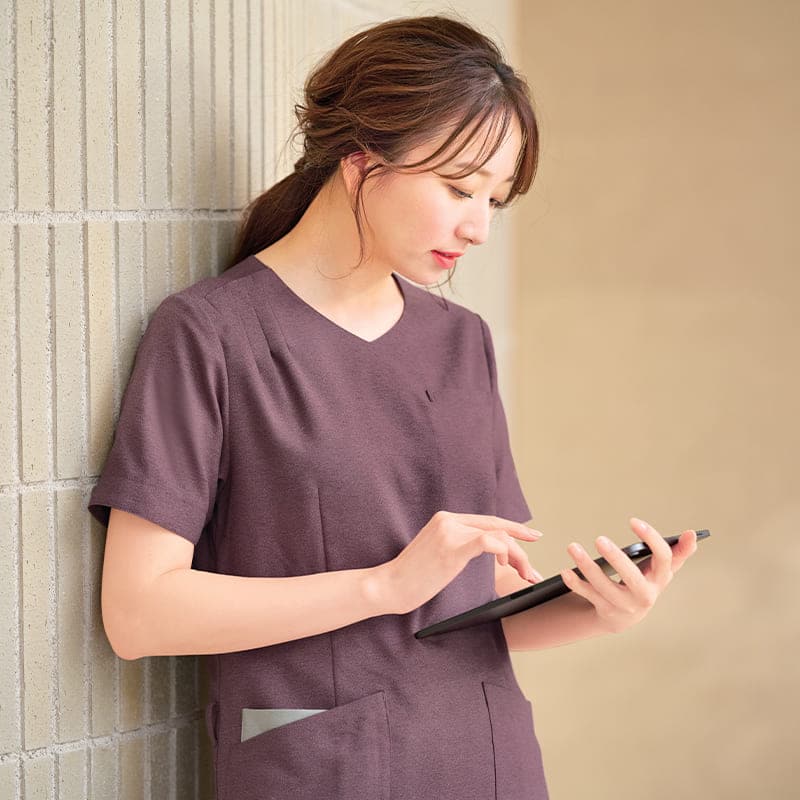 ＜ナチュラルビューティー＞タック入りデザインストレッチ杢スクラブ